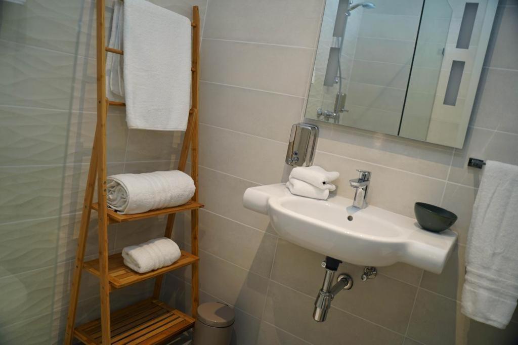 Private Rooms With Bathroom In バレッタ エクステリア 写真