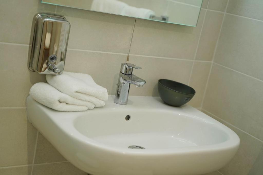 Private Rooms With Bathroom In バレッタ エクステリア 写真