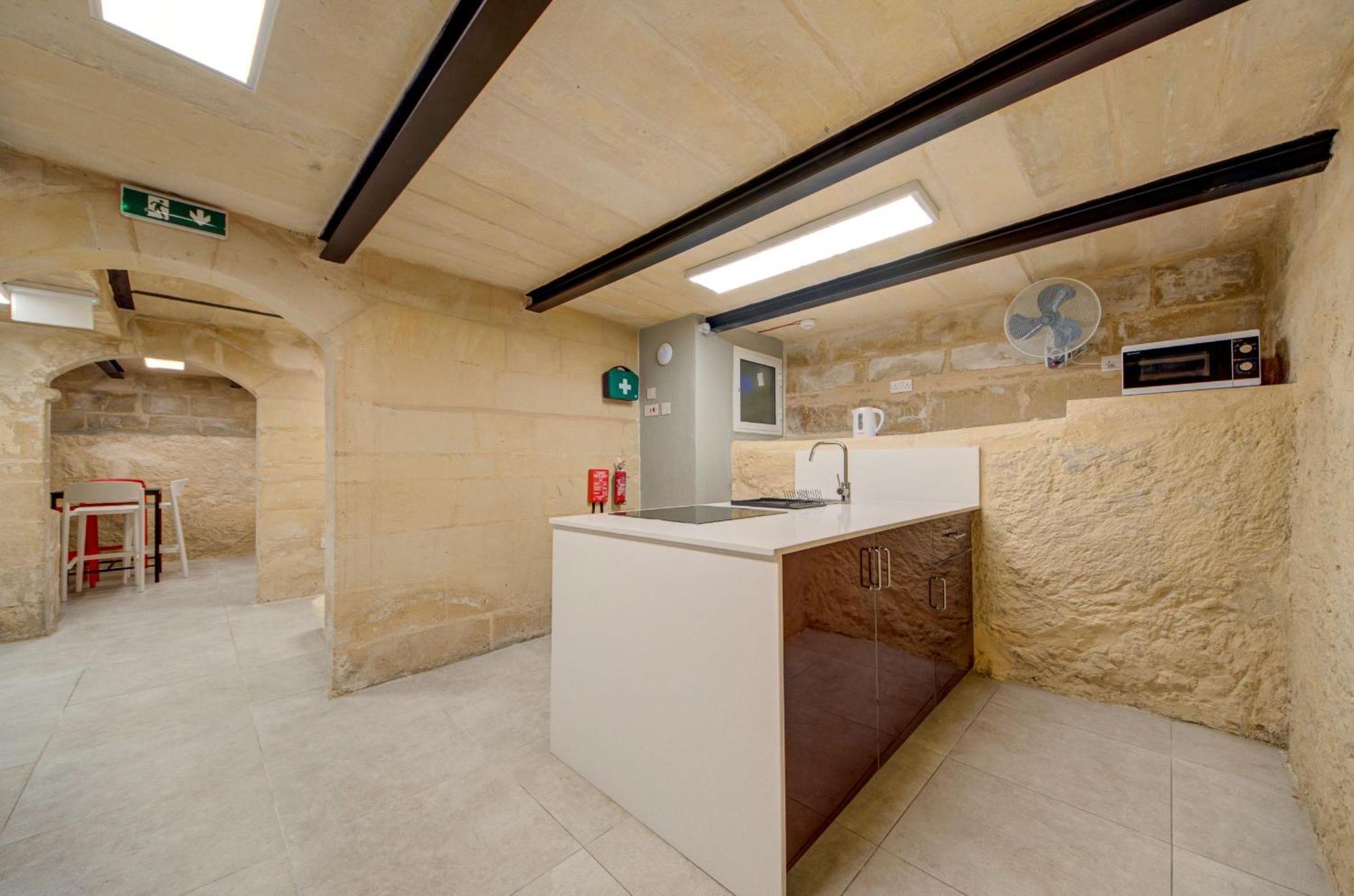 Private Rooms With Bathroom In バレッタ エクステリア 写真